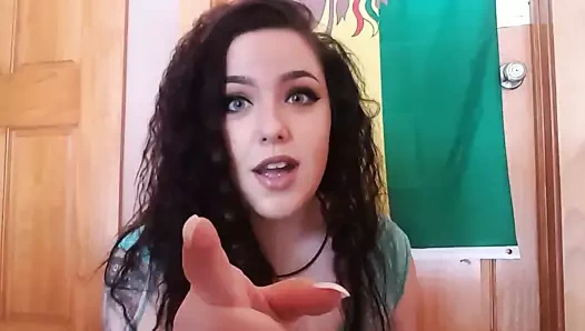 Kıvırcık saçlı mükemmel vücut çivi ve makyaj ile Asmr seksi kız