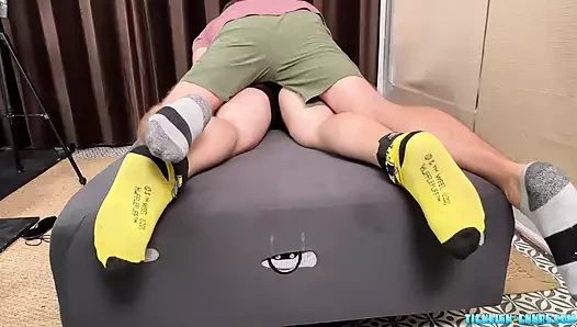 Sevimli Bobby Matt ona gıdıkladıktan sonra kıkırdayarak boşalıyor