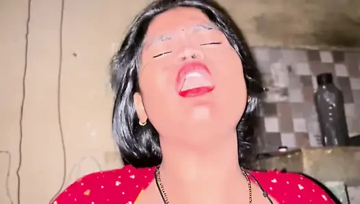 Kırmızı sari giymiş ateşli Hintli karım tam gece vahşi yolculuk için beni baştan çıkardı