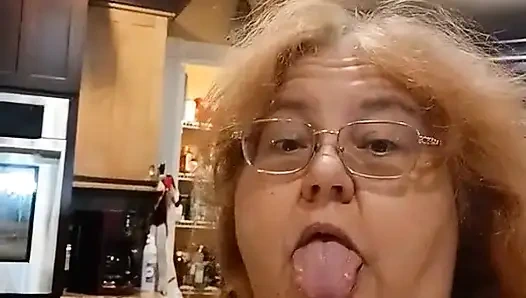 Akşam yemeği için domuz pirsingi pişiriyorum ve pişirirken teşhir ediyorum