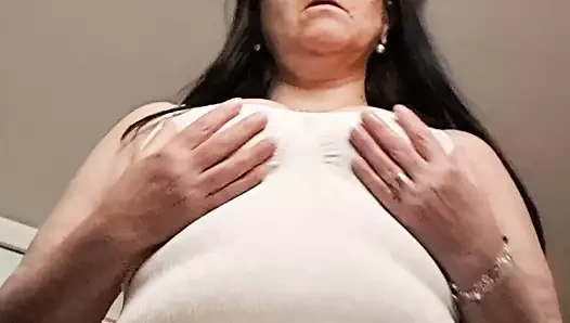 Orta yaşlı seksi kadın, kıllı amına bakıyor