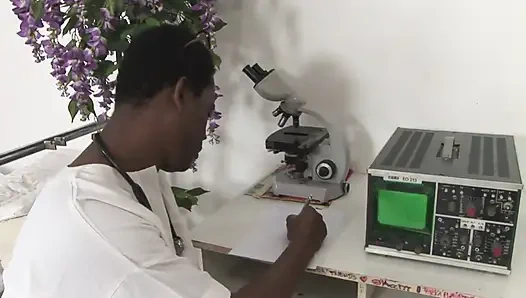 İri güzel esmer kaltak ambulansta siyah doktorunu sikmeyi seviyor