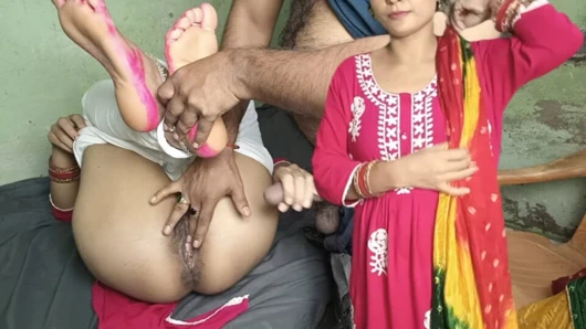 Doğum günü hediyesi olarak, kocam bana kalın yarağını amcığımda verdi.