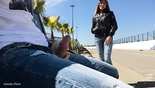 Kız parkta adamın yarakla mastürbasyon yaparken görmesine ve boşalmasına yardım etmesine şaşırdı