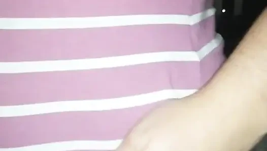 Kıllı amcığımı kocamın önünde okşuyor
