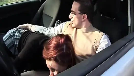 Dövmeli orta yaşlı seksi kadın arabada sakso çekiyor ve yatakta sikiliyor