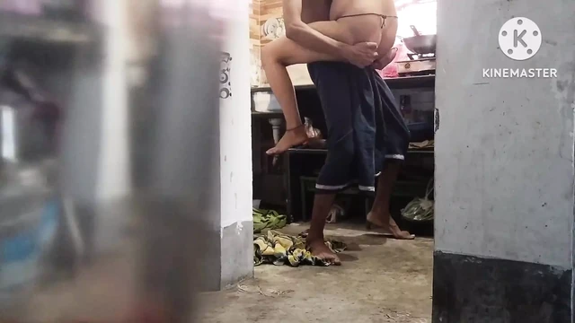 Бхабхи работал на кухне, когда мусульманский шурин начал покидать АК