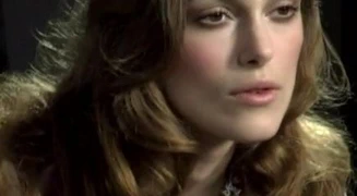 Keira knightley göğüs dekoltesini gösterdi