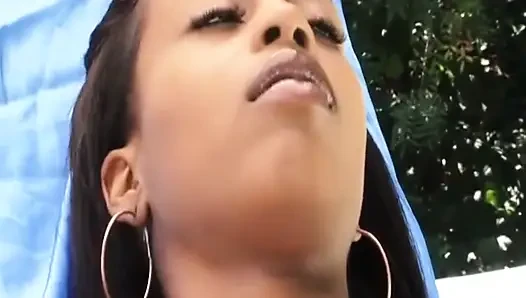 Siyah yarak emiyor dildoyla oynuyor... Memelere boşalma