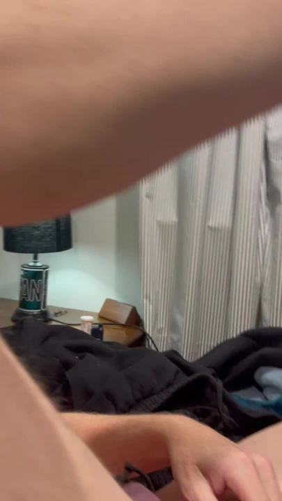 Kadın kılıklı oğlanla alay ediyor