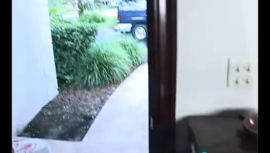 Süper yığılmış hizmetçi Jade Feng bir adamın yarağını temizliyor