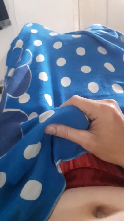 Şort içinde saten mini etek giyiyor | Klip 1