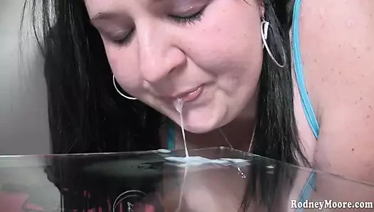 İri güzel kadının büyük göğüsleri kırbaçlandı