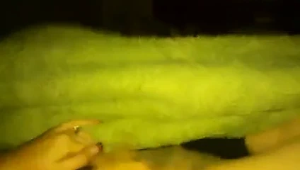 Eş mastürbasyon yapmak ona kıllı kedi ve gets parmaklı