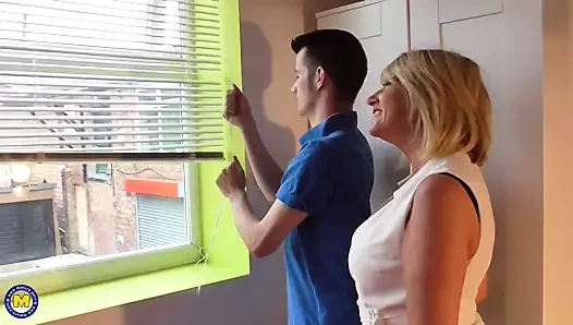 Olgun İngiliz anne amy ayartmak genç şanslı adım oğul