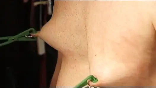 Esmer Alman ateşli anne bdsm'de vibratörle sikiliyor