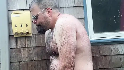 Herkesin beni çıplak görebilmesi için dışarıda duşu seviyorum!