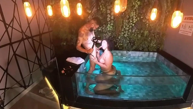 Bonus sahnesi.. Mini havuzda sikişiyor