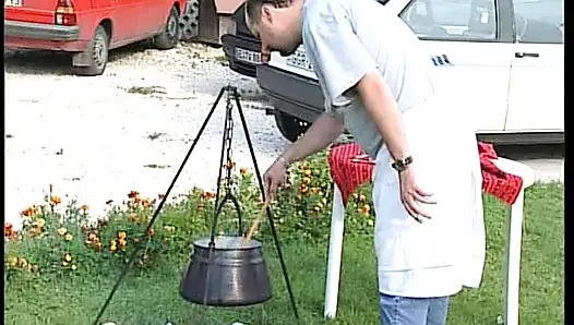 Olgun Alman fahişeler ateşli açık havada grup sekste yarak paylaşıyor