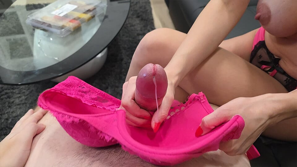 Sikişip memeli evli kadın bana sutyeniyle harika bir elle muamele çekti