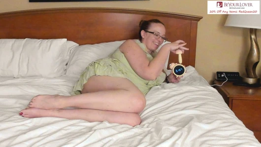 Kızıl saçlı orta yaşlı seksi kadın alarmlı saat kılıklı vibratör seks oyuncağıyla yatmaya hazırlanıyor