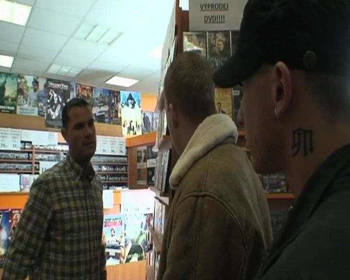 सुनहरे बालों वाली इस प्रिय को पुस्तकालय में चोदना पसंद है