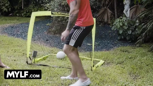 Futbol oyuncusu üvey kız kaslı üvey babasının büyük yarağının tadına bakmak istiyor ve üvey anne paylaşmakten mutlu