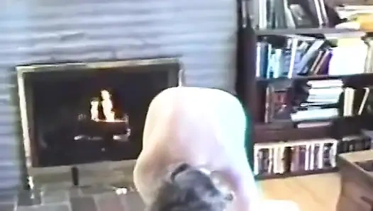 İri güzel kadın Joan ve Bob oturma odalarında sikişiyor