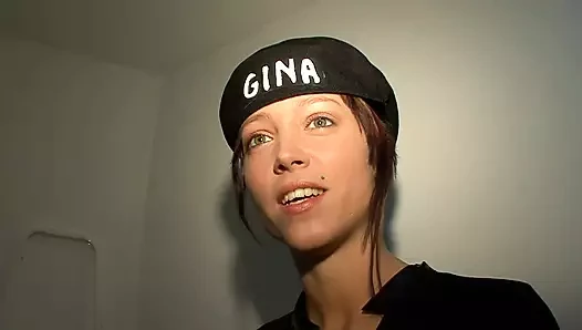 Çift seks terapisti Gina ile anal sikişiyor ve amını yalatıyor