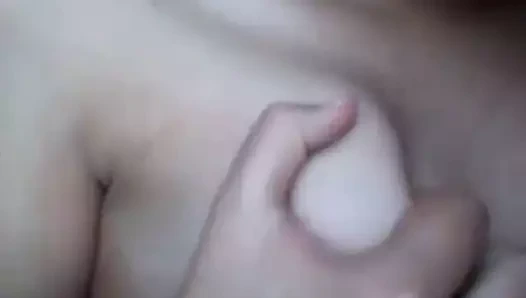 Göğüslerimi sıkıyorum