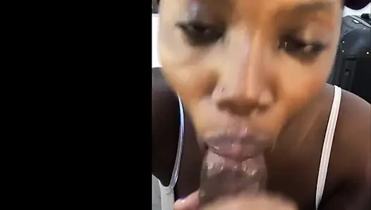 Bir kaput giymeli miyim çok sevimli hissediyorum ve aynı zamanda edepsiz ateşli sikişiyorum sikini emerken seksi koltuk altımı kokla - jhodez1