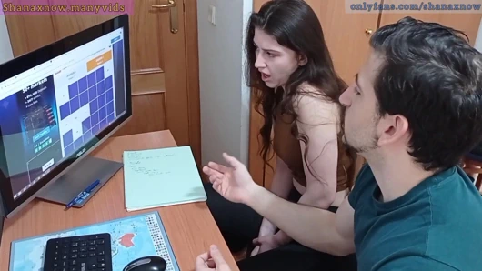 Genç öğrenci şantaj, pov oral seks, ağzına boşalmak, yutmak.