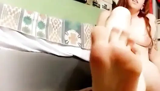 Kadın ayak fetişistikçinin ayak tırnağı zemin emiyor mastürbasyon