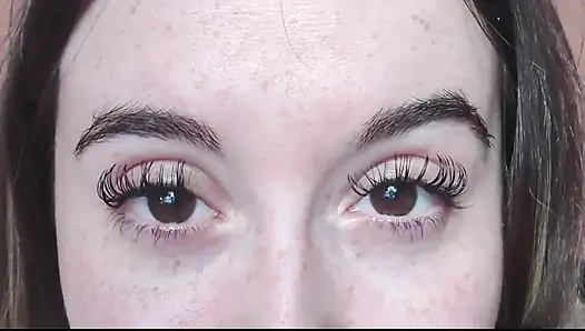 Sen edepsiz yarağına dokunurken bu tanrıça seni izliyor