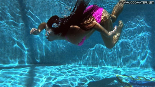 Jessica lincoln havuzda çıplak olmaktan hoşlanıyor