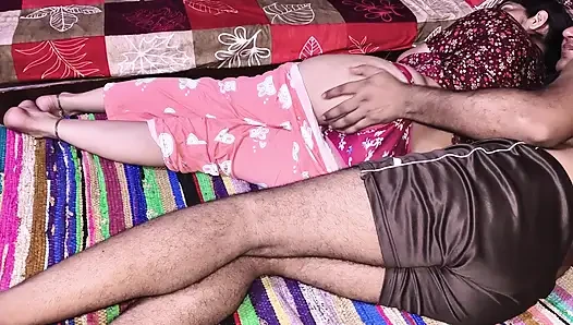 Hintli ateşli çiftlerin yakın çekim sikiş sahnesi