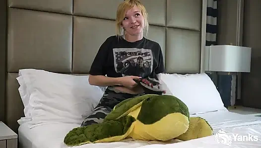 Alexa Crush, yastıkla sikiş uzmanı