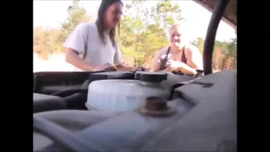 Onun adını bağırırken komşum açık havada lanet