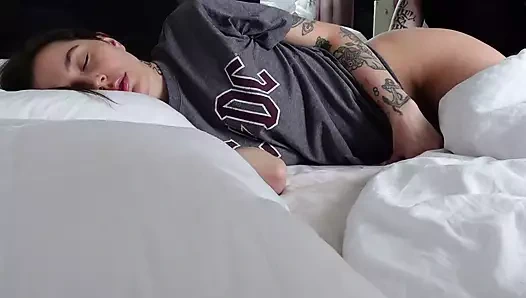 İnce bir güzelliğin sabah uyanışı! ağzına horoz ve yüzüne boşalmak!