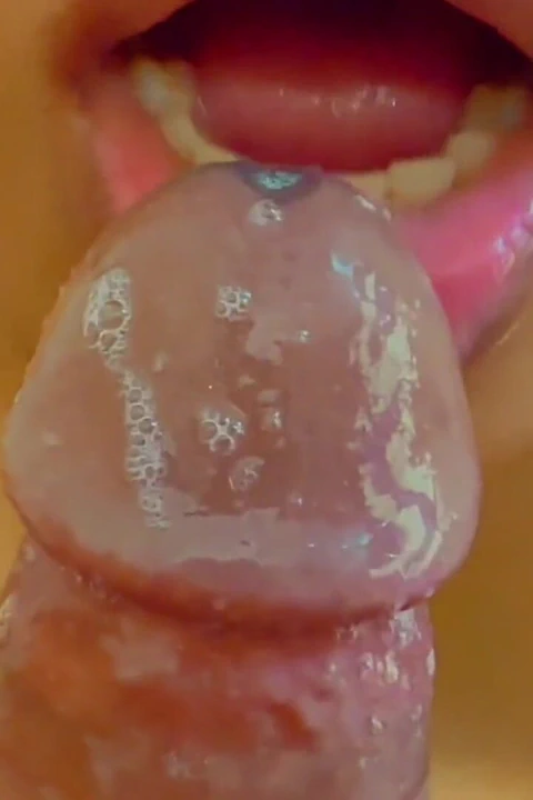 Gecenin ortasında üvey anne üvey oğlunun büyük yarağını emiyor ama üvey oğul yanlışlıkla üvey annesinin ağzına boşalıyor