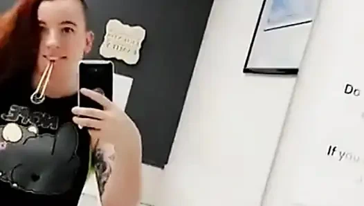 Kızıl saçlı ateşli kız antrenman sonrası soyunuyor ve banyo lavabosunun her yerine boşalıyor