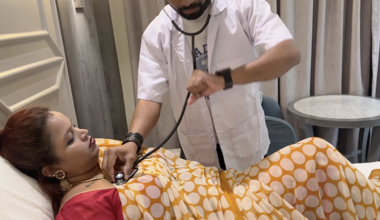 Hintli baldız doktor erkek arkadaşını eve davet ediyor ve seks yapıyor