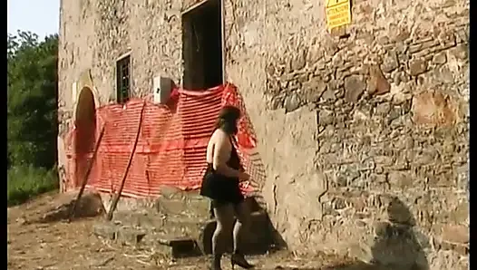 Amatör şişman kadın taşrada domalarak sikiliyor