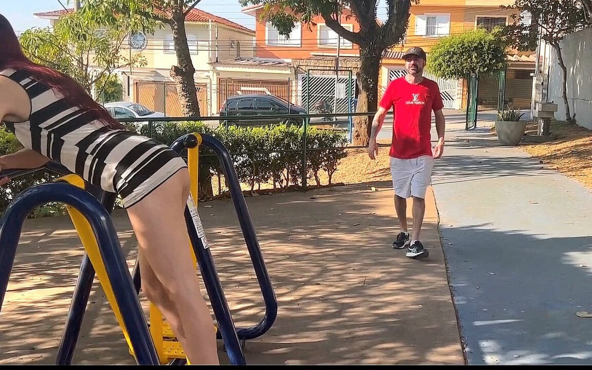Eşim Parkta Kamusal Olarak Gösteriş Yapıyor!