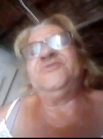 Maria Silva coroa mostrando a buceta meladinha