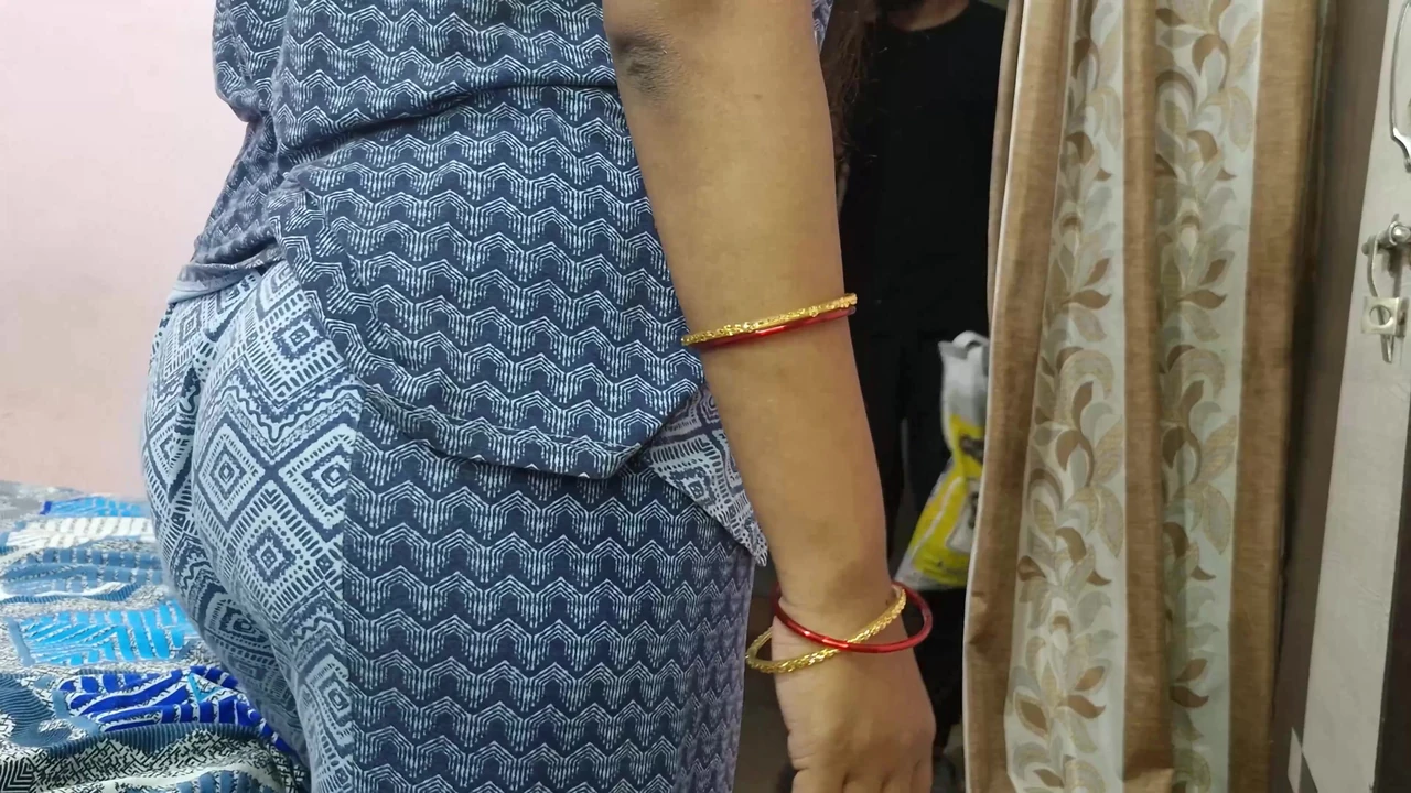 पिंकी भाभी ने टीवी मैकेनिक को सेक्स के लिए बहकाया क्योंकि वह सर्विस बिल का भुगतान करने में असमर्थ थी