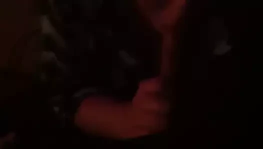 Karısı bana kafa veriyor. (karanlık için üzgünüm)