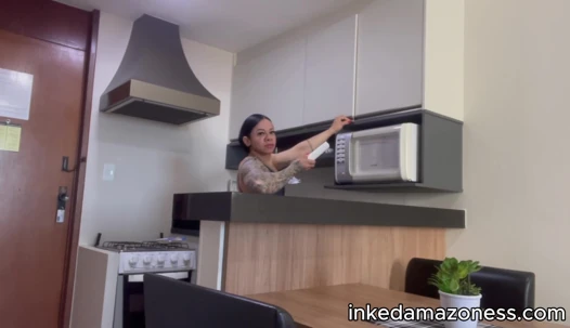 Çıplak kaslı nine mutfak tezgahında büyük bir oyuncağı sikiyor