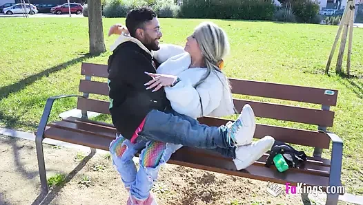 Vanesa Kolombiyalı azgın bekçidir. Atıştırmak için amcık!