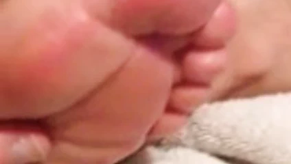 Karısının ayaklarını ovmak